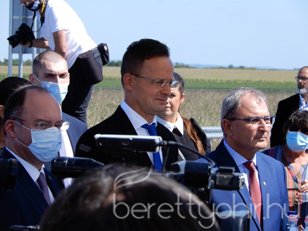 Átadták az M4-es autópálya Ártándig tartó szakaszát11